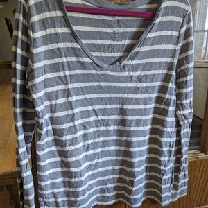 Gap Essential V-Neck Long Sleeve Tee